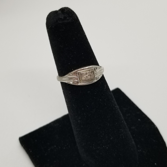 silver tone ring with textured inset size 5 3/4 - Picture 1 of 4